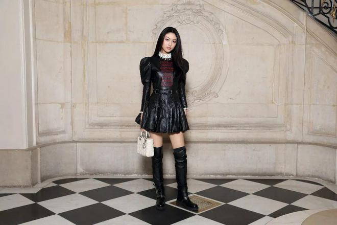 ristian Dior 2025春夏高订秀AG真人百家家乐APP借花为引梦游她境 Ch(图11)