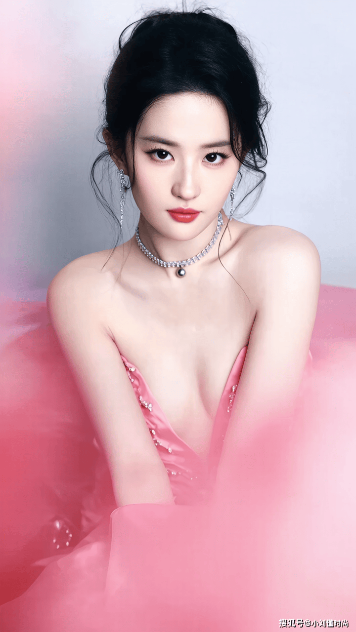 菲写真展示绝美容颜和窈窕身材AG真人app惊艳绽放！刘亦(图2)