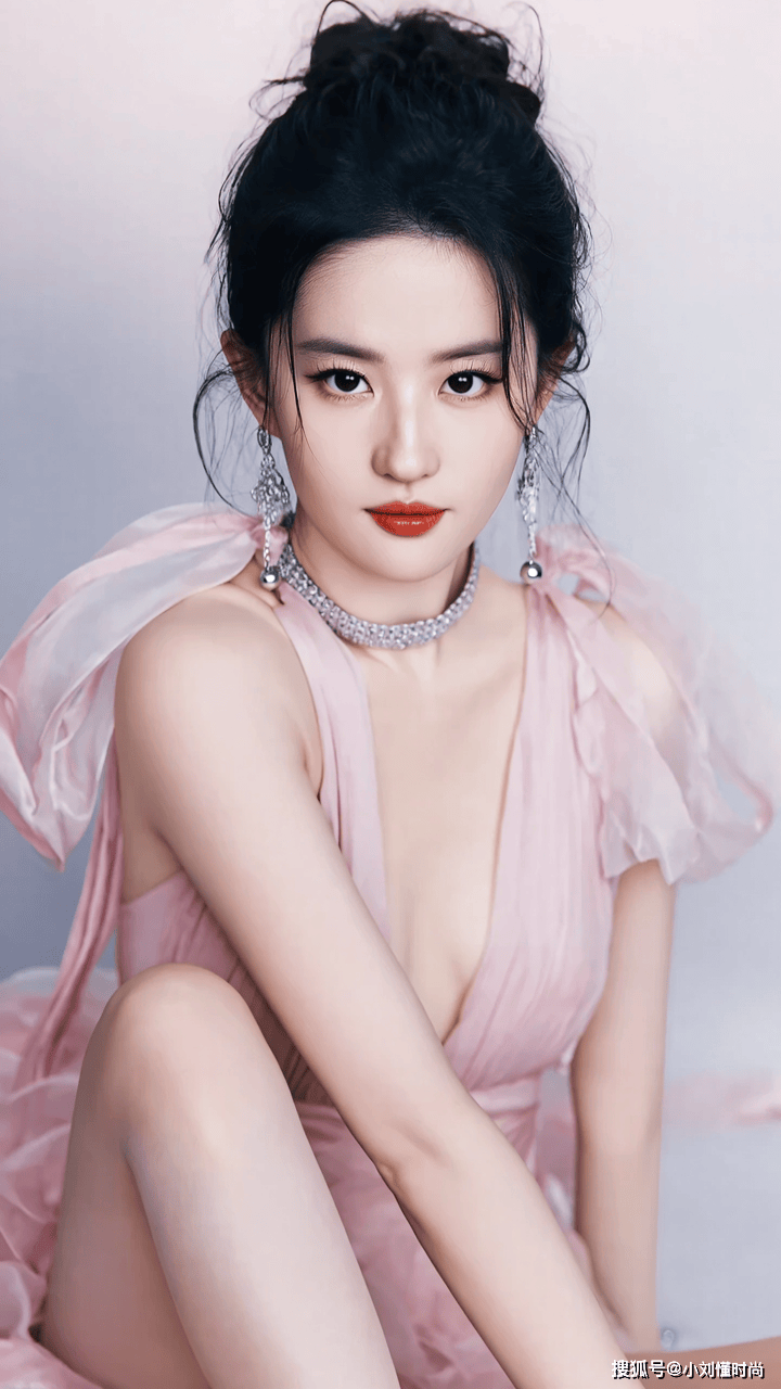 菲写真展示绝美容颜和窈窕身材AG真人app惊艳绽放！刘亦(图4)