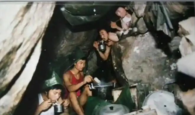 多艰苦？老兵回忆：战友在换防前夕崩溃牺牲AG真人旗舰厅登录战士们在猫耳洞作战有(图3)
