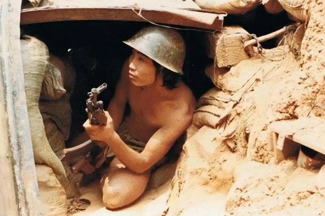 多艰苦？老兵回忆：战友在换防前夕崩溃牺牲AG真人旗舰厅登录战士们在猫耳洞作战有(图4)