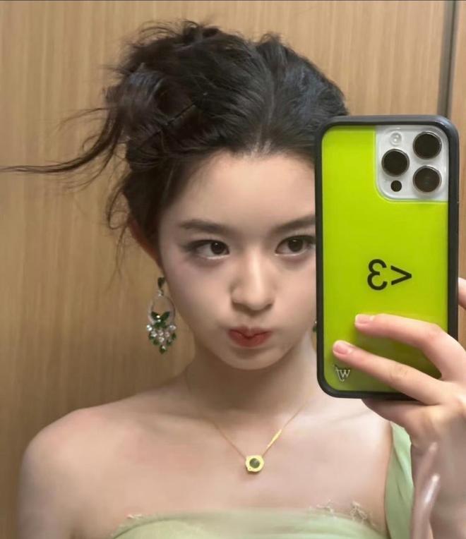 奶意外登上热搜一家人身份疑都不简单AG真人黄杨钿甜风波持续发酵！奶(图1)