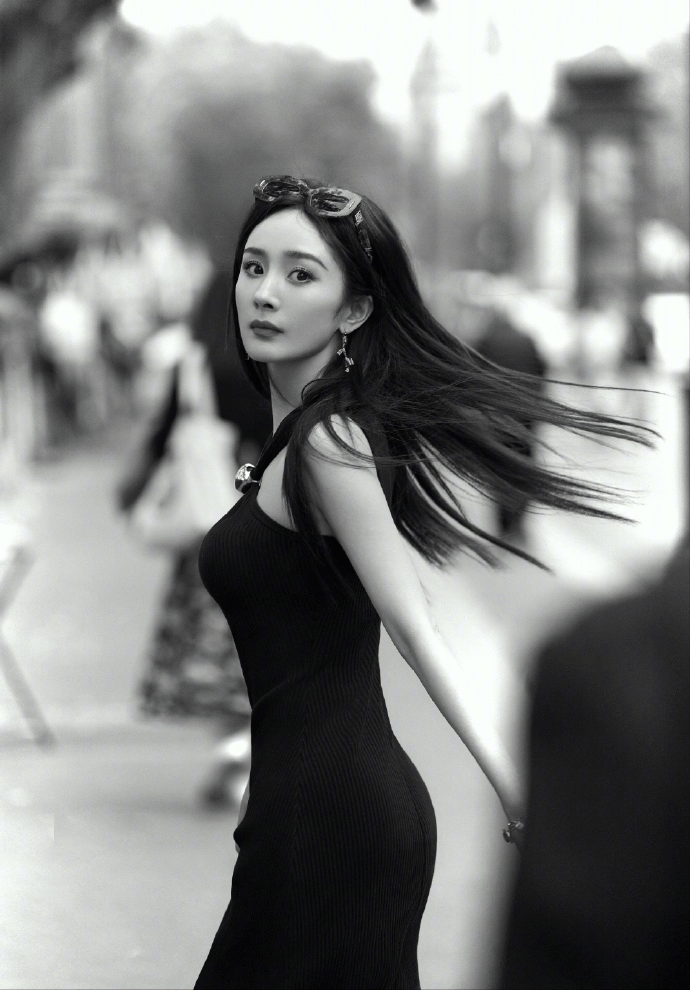 裙披发红唇氛围感拉满越来越有女人味AG真人平台杨幂气质太绝！法式黑(图3)