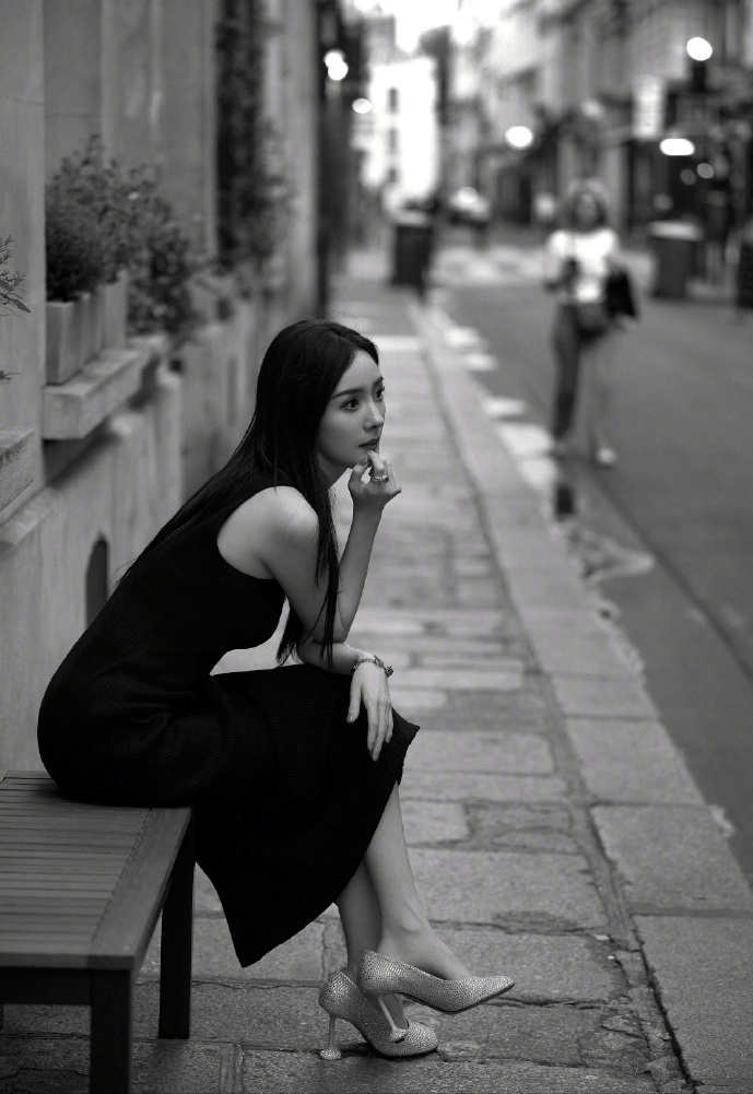 裙披发红唇氛围感拉满越来越有女人味AG真人平台杨幂气质太绝！法式黑(图7)