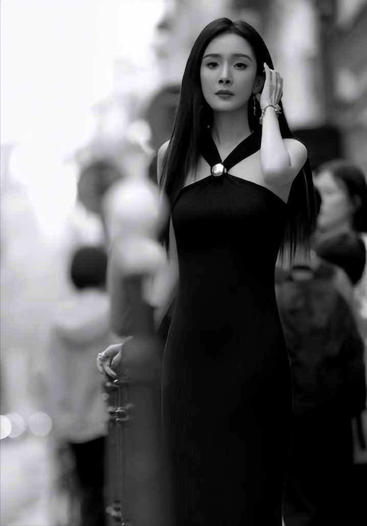 裙披发红唇氛围感拉满越来越有女人味AG真人平台杨幂气质太绝！法式黑(图8)