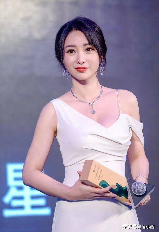 格穿白色紧身连衣裙亮相3D曲线无敌了AG真人网页柳岩又换回了高贵气质风(图2)