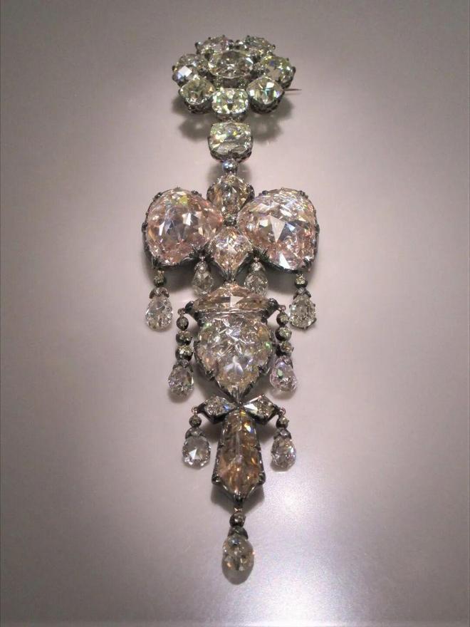 什么盗窃却在“7分钟内”就完成了?AG真人app这么大的“卢浮宫”为(图13) 什么盗窃却在“7分钟内”就完成了?AG真人app这么大的“卢浮宫”为(图13)