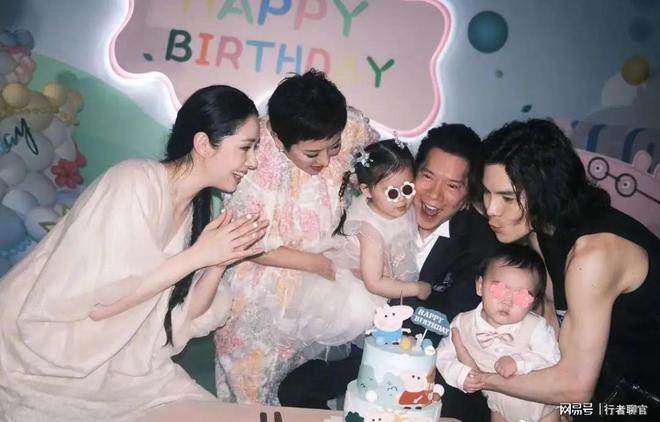 婆给钱向佐带娃有时异地但豪门日子藏不住了AG真人澳门百家家乐郭碧婷手撕谣言：婆(图3)